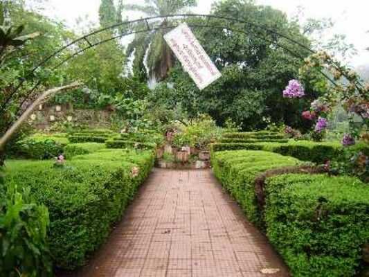 tourist places in thrissur, thumboormuzhy garden
